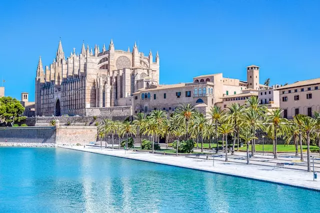 Palma De Mallorca is niet enkel in de zomermaanden een geliefde bestemmingen maar ook in de herfst en winter is het een populaire stad om te beozeken tijdens een citytrip. Je kan er heen met Tuifly tegen een voordelige prijs. Overnachten kan er trouwens ook goedkoop in de typisch Spaanse hostels. 