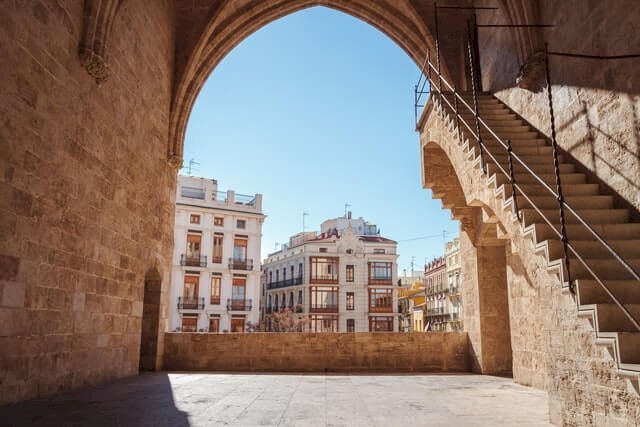 Valencia is de voorbije jaren meer en meer in trek bij vooral jonge wereldreizigers. In 2022 was het bovendien (samen met Bordeaux) de hoofdstad van het 'intelligent toerisme van Europa' dankzij de inspanningen die werden geleverd voor een duurzaam toerisme. 