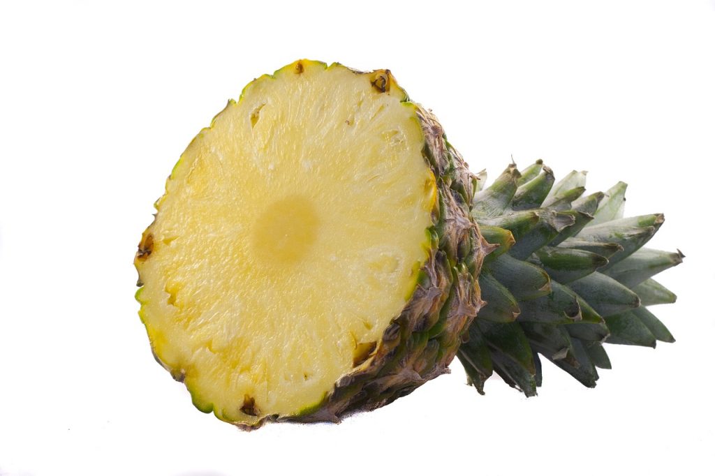 Ananas coupé: fruit riche en bromélaïnes.