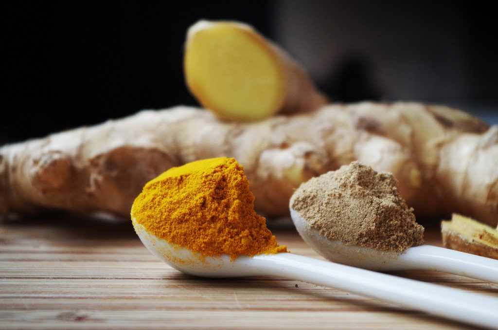 Curcuma en poudre dans une cuillère: il semble offrir de grands espoirs dans la guérison du cancer.