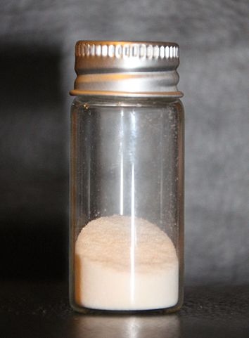 Récipient contenant de la cellulose microcristalline.