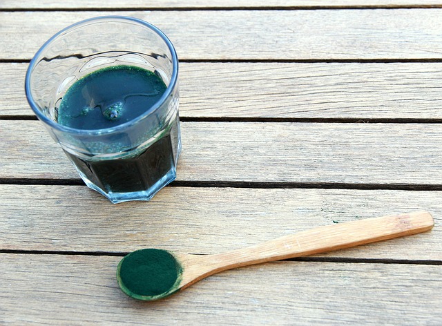 Spiruline diluée dans un verre d'eau.
La chlorella et la spiruline sont deux microalgues.