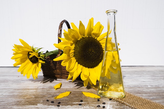 Huile et fleurs de tournesol : l'acide linoléique est présent en abondance dans certains aliments.