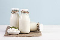 Bouteilles de lait : les produits laitiers ont un impact direct sur la santé.