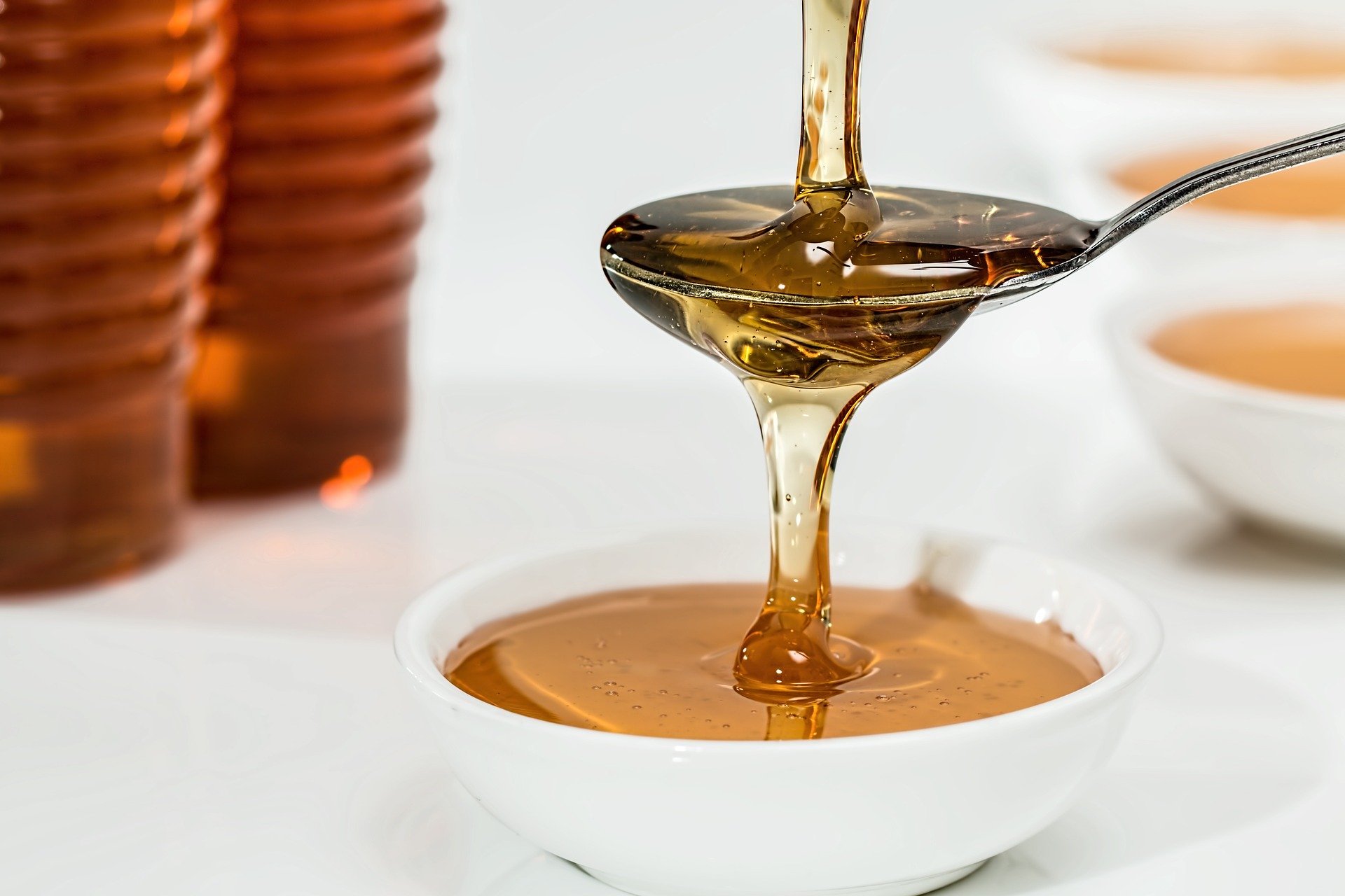 Produits de la ruche dans un bol: Ginseng et gelée royale agissent en synergie pour stimuler l'organisme.