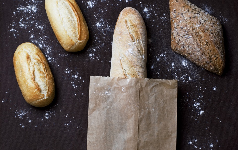 Baguettes de pain riches en FODMAPs, à éviter dans le cadre d'un régime pauvre en FODMAPs.