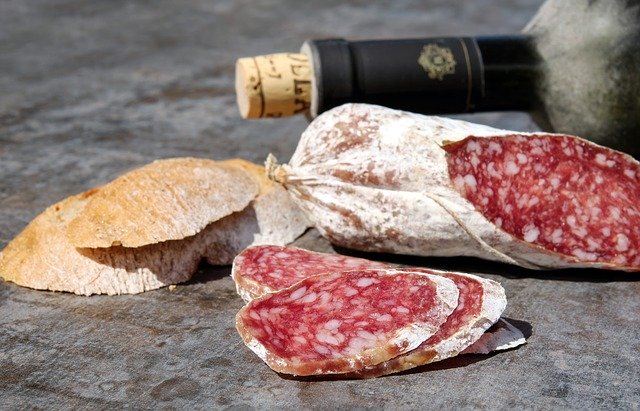 Alimentation : le saucisson, riche en purines, ne doit pas être consommé en cas d'excès d'acide urique.