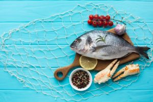 Poisson frais sur une planche en bois: le poisson est-il bon ou mauvais pour la santé?