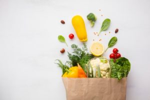 Fruits et légumes dans un sac en papier : les différentes techniques de conservation des aliments.