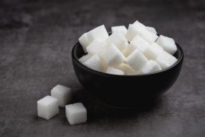 Morceaux de sucre dans un bol: dépendance au sucre, quelles causes et traitement?