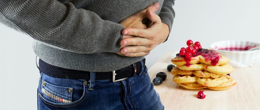 Homme souffrant de gastrite : l'alimentation a un impact considérable sur cette pathologie.