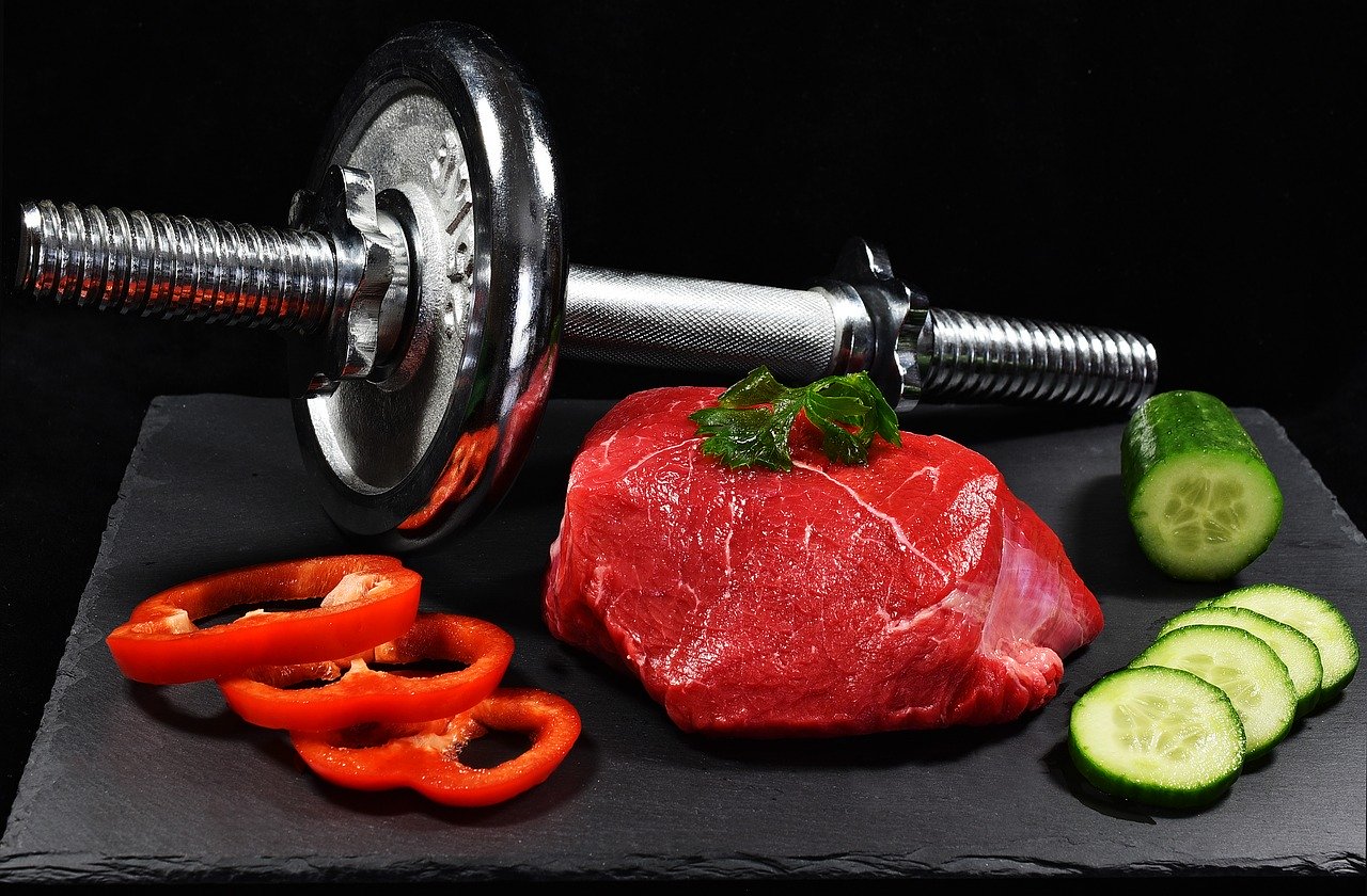 Viande et légumes sur une ardoise : alimentation idéale pour une prise de masse rapide.
