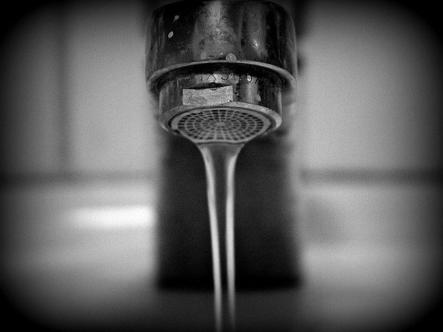 Eau qui coule du robinet: purification et dynamisation de l'eau potable