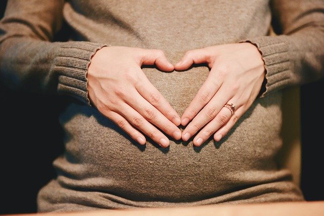 Femme pendant la grossesse: la prise de gingembre est recommandée.