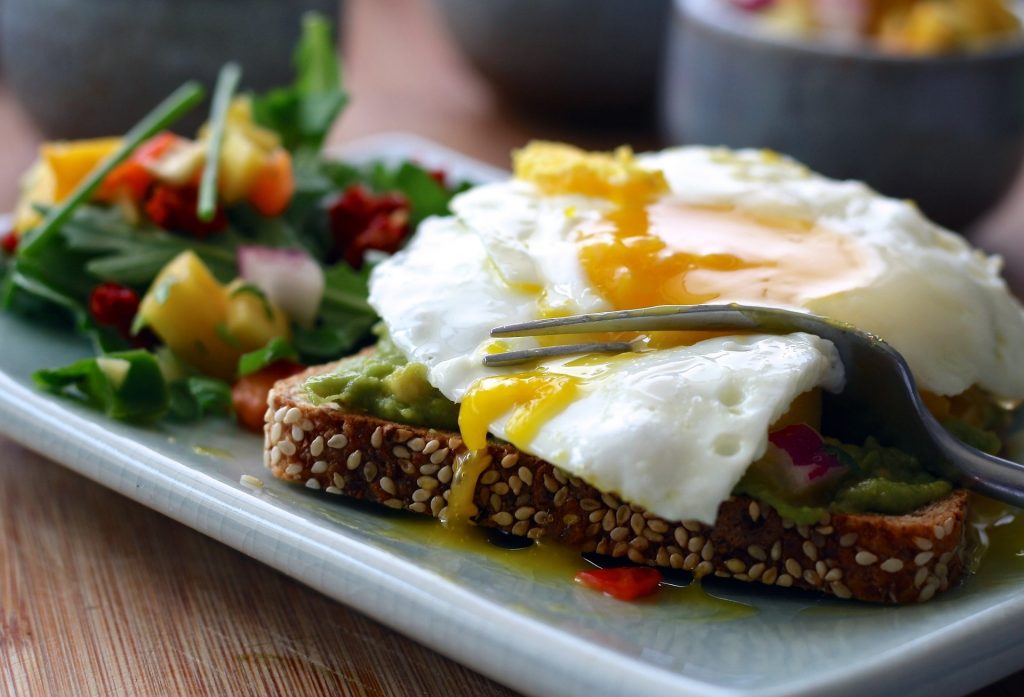 Toast de sésame avec un œuf au plat, alimentation riche en méthionine.