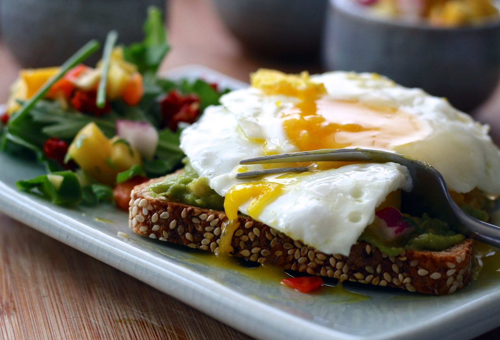 Toast de sésame avec un œuf au plat, alimentation riche en méthionine.