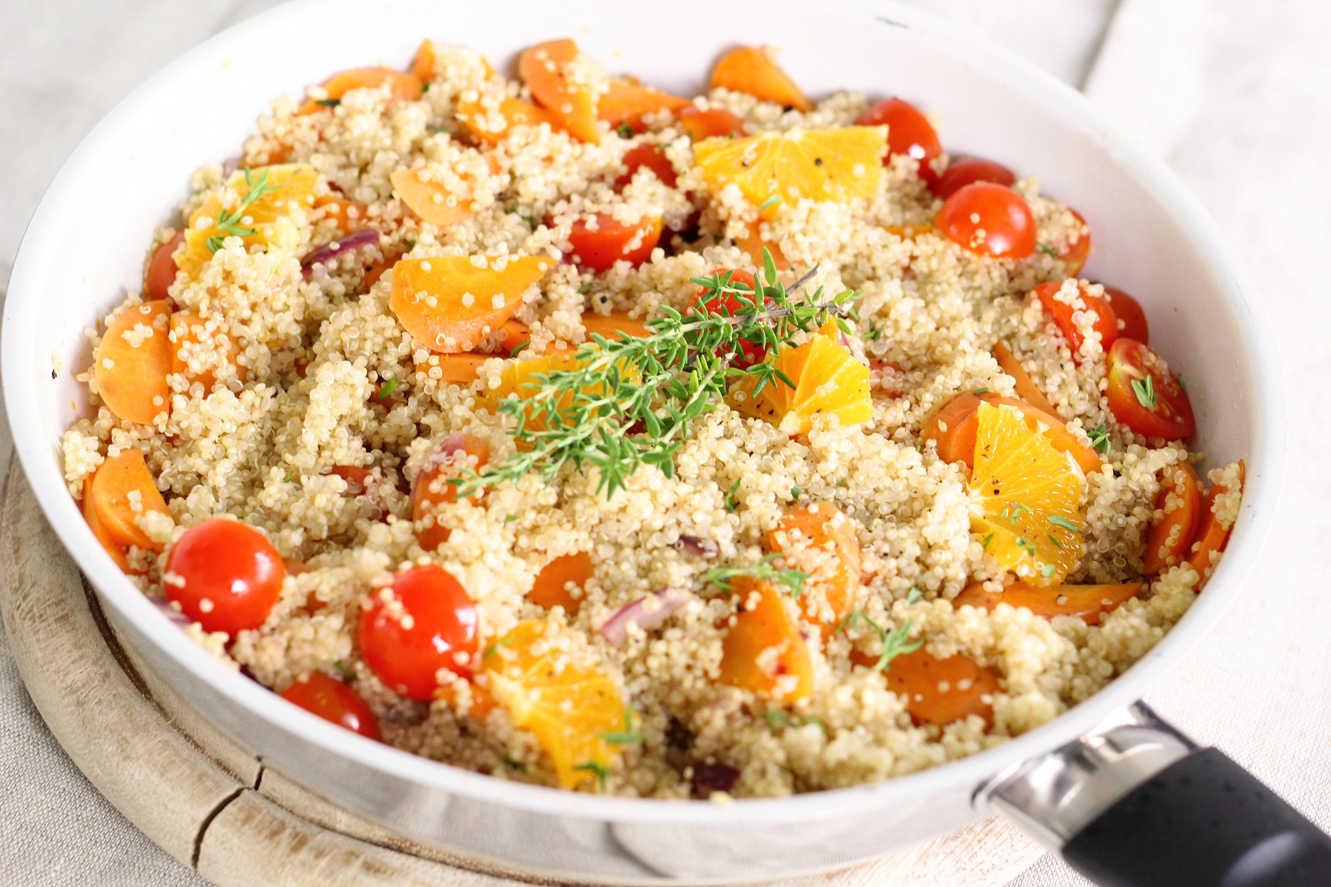 Poêlée de quinoa aux légumes: aliments riches en cystéine.