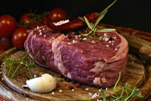 Photo de viande rouge crue: la l-carnitine est présente dans certains aliments, dont la viande rouge.