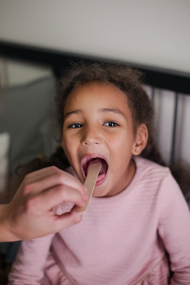 Enfant présentant une angine: traitement naturel et causes de cette infection.