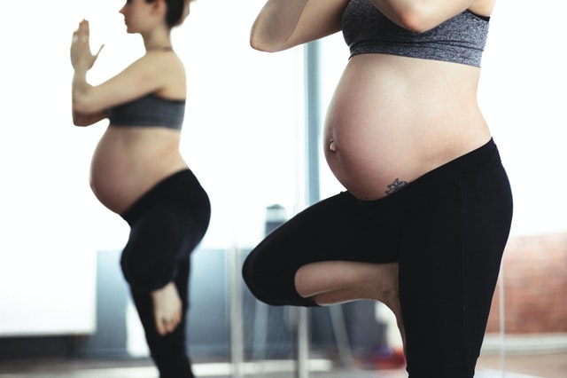 Femme en train de pratiquer le yoga prénatal: postures et bienfaits.