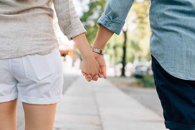 Couple se tenant la main: le syndrome du sauveur, source d'une relation de couple toxique?