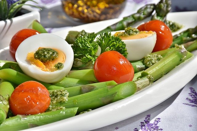 Légumes cuits et œufs: aliments recommandés dans le régime Natman.