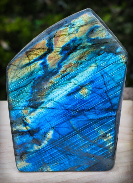 Labradorite : bienfaits de l'élixir minéral.