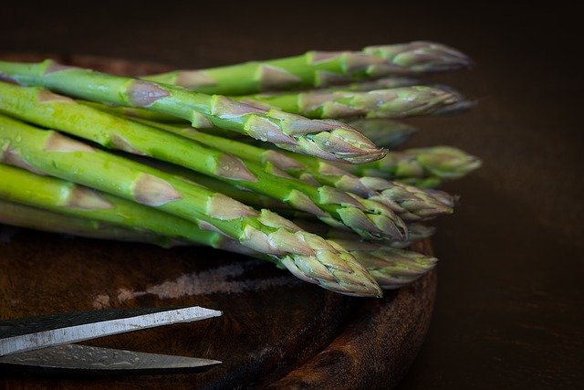 Asperges : l'asparagine est un acide aminé des asperges.