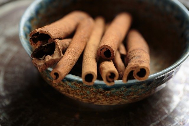 Bâtons de cannelle dans un bol : propriétés et utilisation de l'hydrolat. 