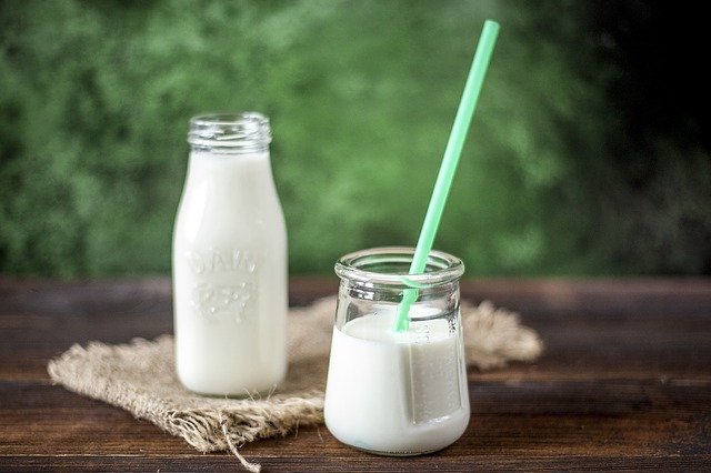 Bouteille et verre de lait : le calcium est présent dans les produits laitiers.