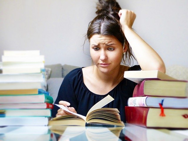 Femme souffrant d'anxiété de performance. 