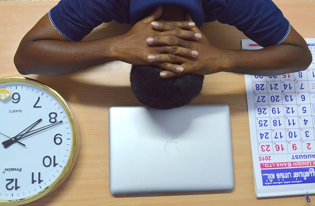 Homme souffrant d'anxiété au travail.