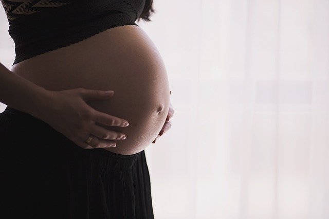 Femme enceinte représentant l'anxiété lors de la grossesse et l'accouchement.