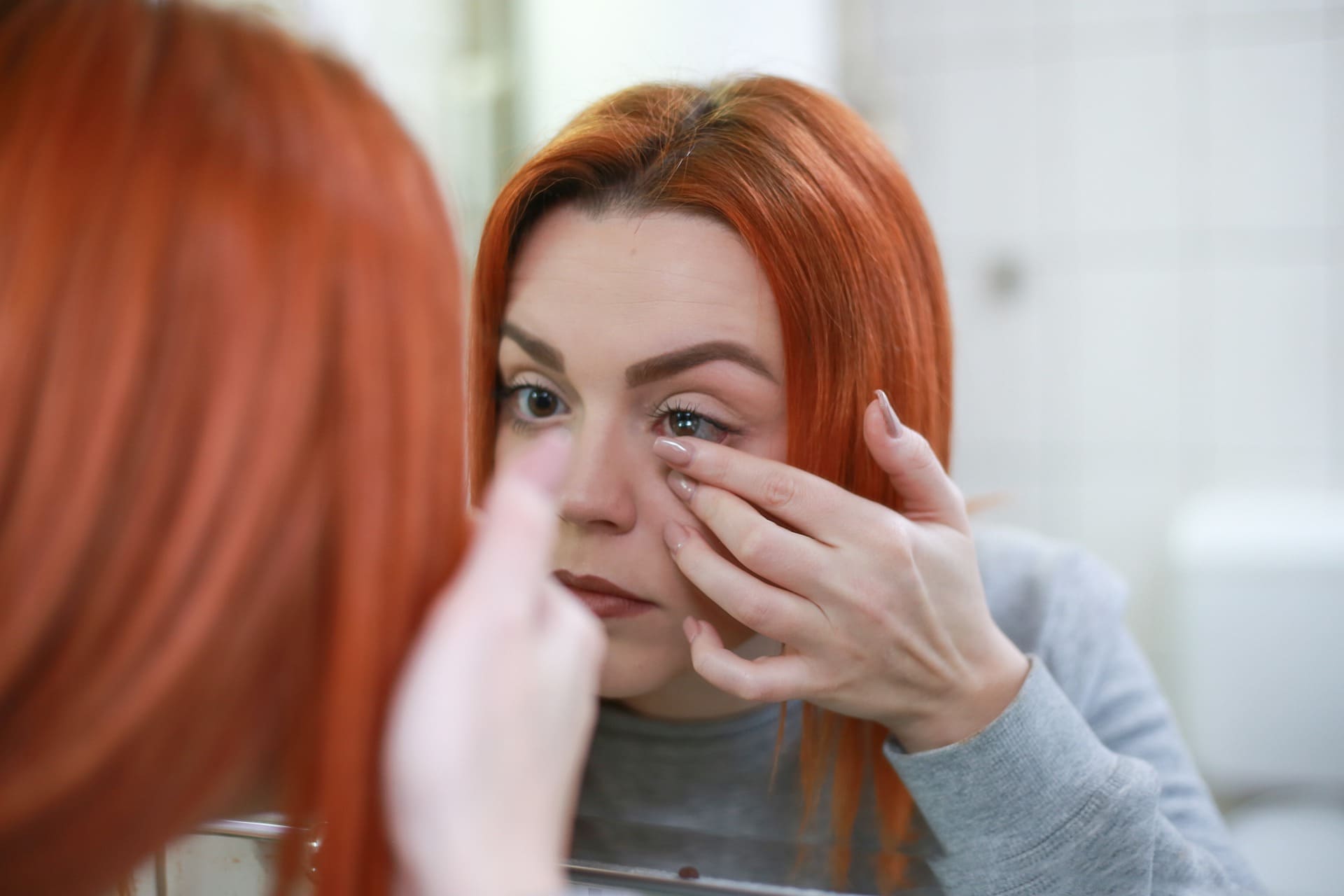 Femme en train d'appliquer des lentilles de couleur.