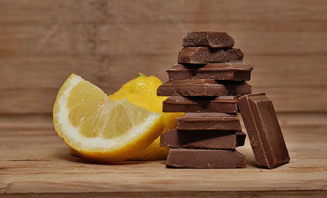 Citron et morceaux de chocolat, qui représentent l'équilibre acido-basique du corps.