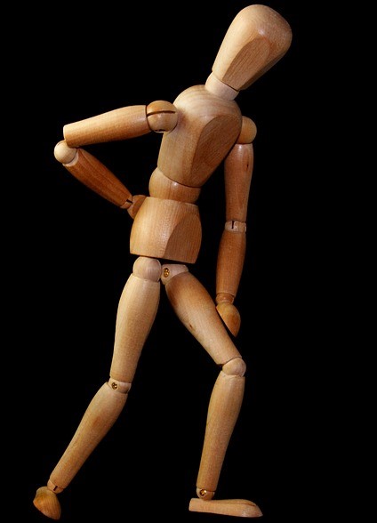 Mannequin en bois, qui représente une douleur au niveau du nerf sciatique.