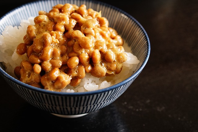 Natto, plat japonais, contenant de la nattokinase.