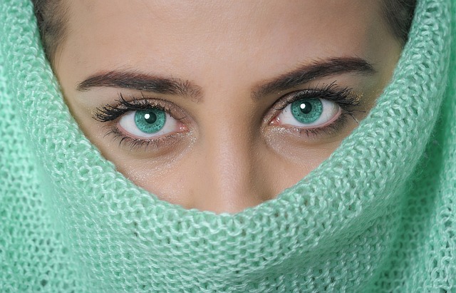 Visage d'une femme: l'acide hyaluronique protège la peau du visage.