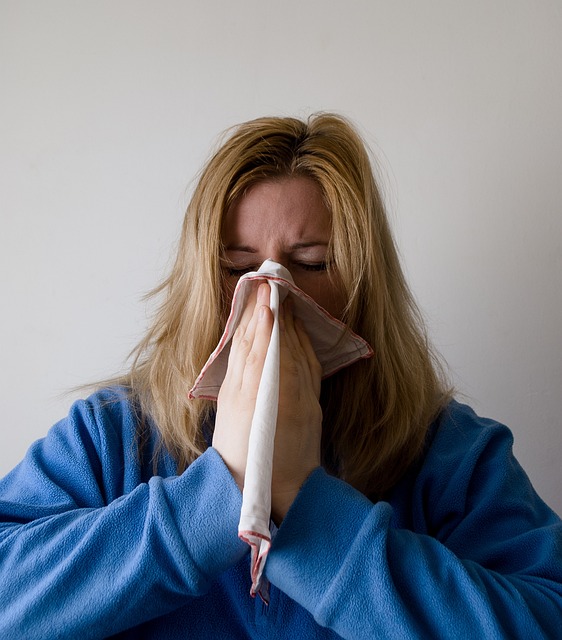 femme qui se mouche avec une rhinite allergique