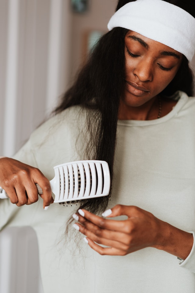 Femme présentant des cheveux fins et cassants.