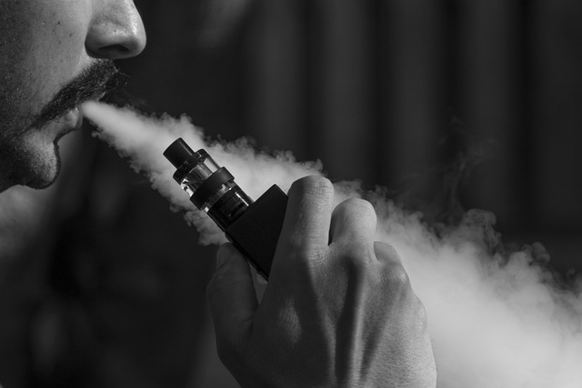 homme fumant une cigarette électronique et ses dangers