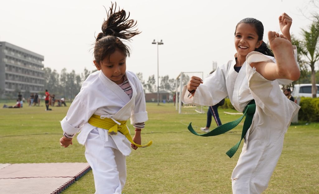A prática de artes marciais para as crianças pode trazer inúmeros benefícios. 