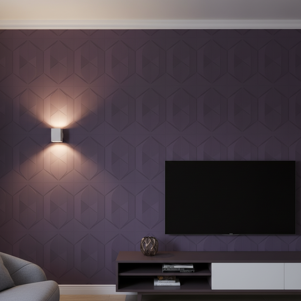 Zbliżenie na ścianę w nowoczesnym salonie. Ściana jest w głębokim, matowym odcieniu purpury i pokryta subtelnym, geometrycznym wzorem tapety trójwymiarowej. Delikatne, ciepłe światło z bocznej lampy pada na powierzchnię, podkreślając jej fakturę i tworząc grę światła i cienia. Atmosfera jest wyrafinowana i przytulna.