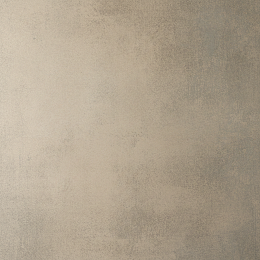 Zbliżenie na fragment ściany z wyraźnie widocznym efektem przecierki. Subtelne przejścia tonalne między jaśniejszym, beżowym tłem a ciemniejszą, szarawą warstwą laserunku. Światło pada z boku, delikatnie podkreślając matową teksturę powierzchni.