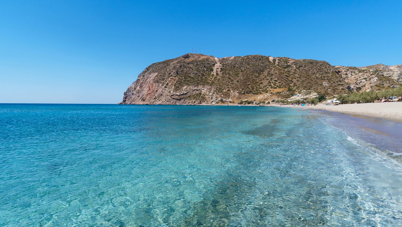 Παραλία στη Μήλο. Λευκός βράχος και κρυστάλλινο καταγάλανο νερό.