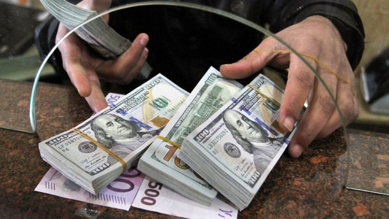 تراجع الثقة بالدولار الأميركيّ يثير قلقاً عالميّاً