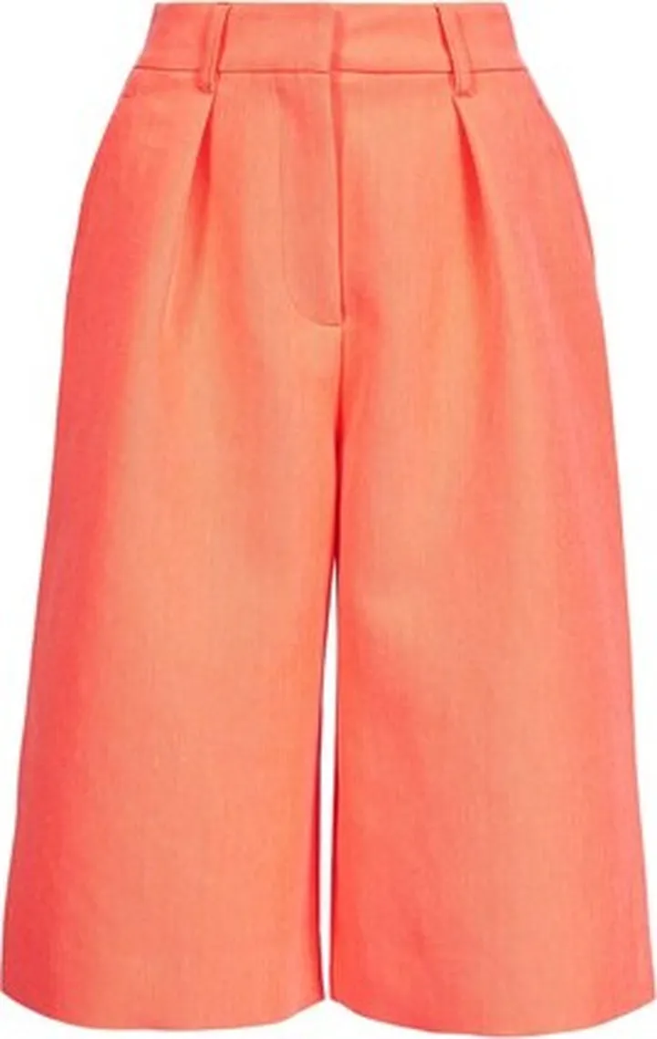 Dermuda knee-length shorts