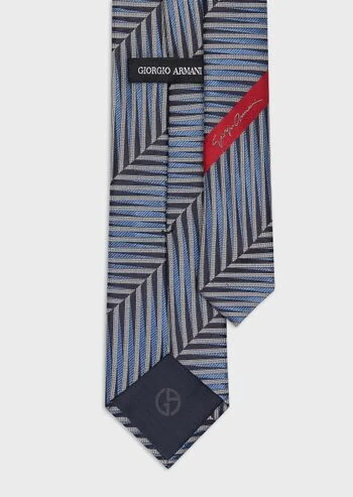 Silk tie with jacquard chevron motif