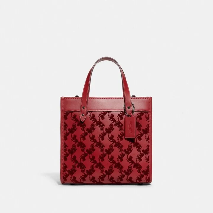 Field Tote 22 With Horse And Carriage