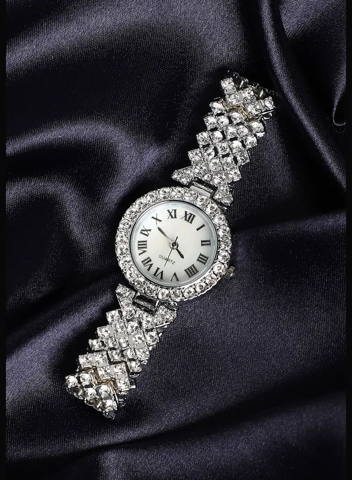 Stainless Steel Strap Casual Round Analog Watch For Women